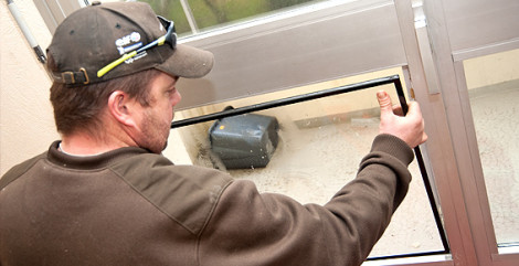Un technicien SDS au Mans sur une intervention de changement de vitre 